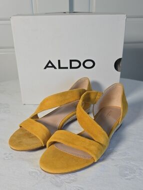 ALDO Women’s Mustard Yellow Suede Crisscross Sandals New In Box Size 7